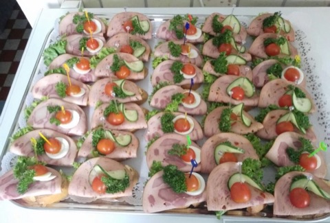 Belegte halbe Brötchen mit Schinken, Gurke und Cocktailtomaten